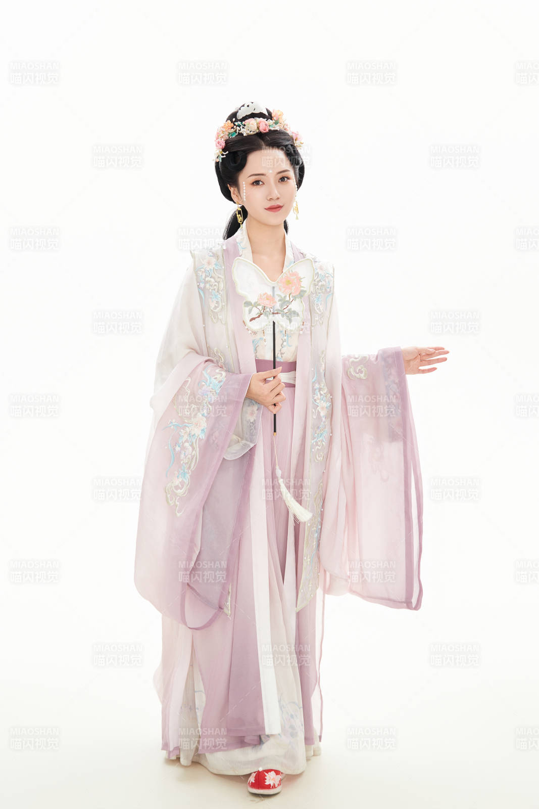 白色背景下穿着南北宋朝汉服的少女图片