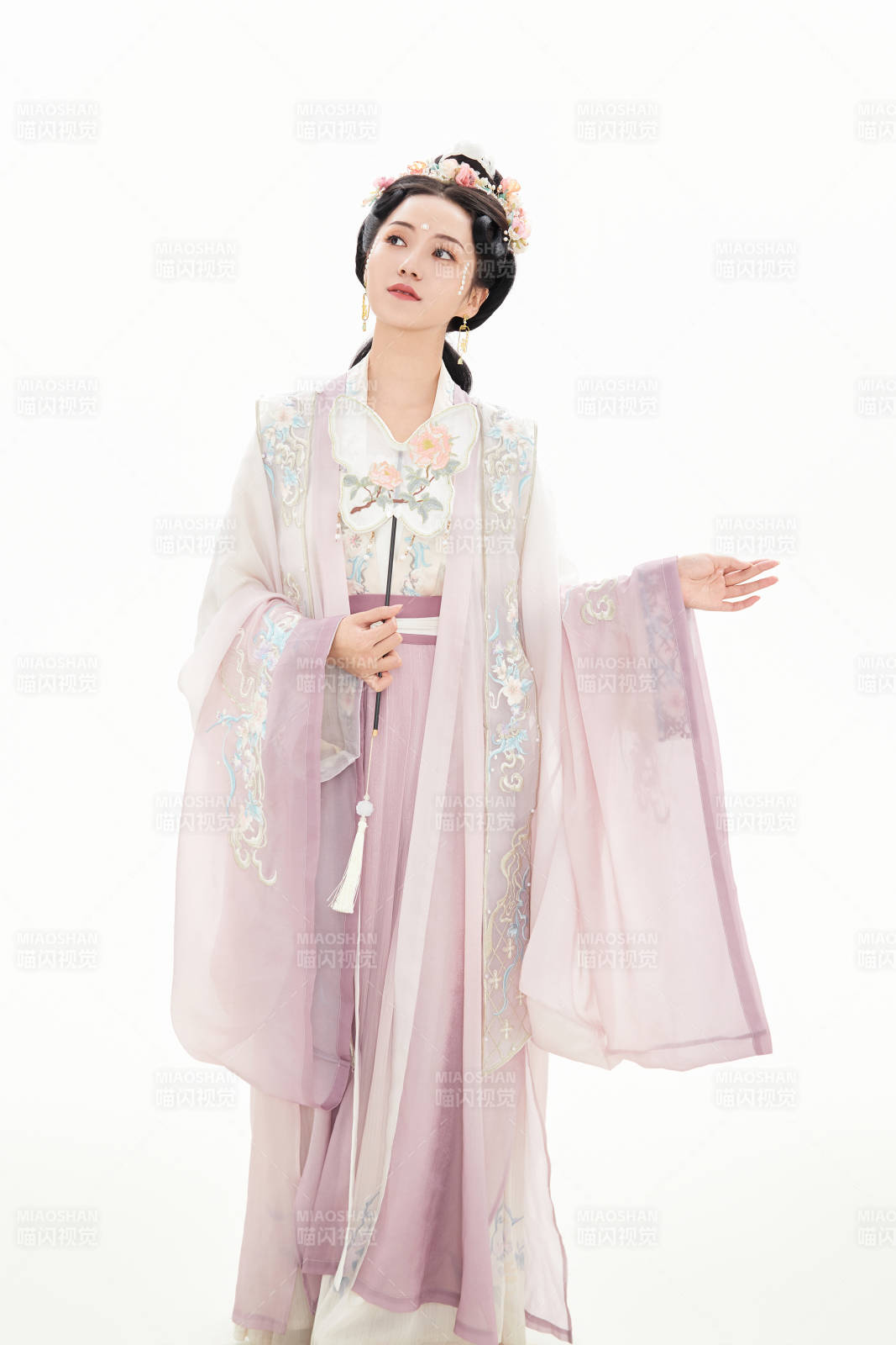 白色背景下穿着南北宋朝汉服的少女图片