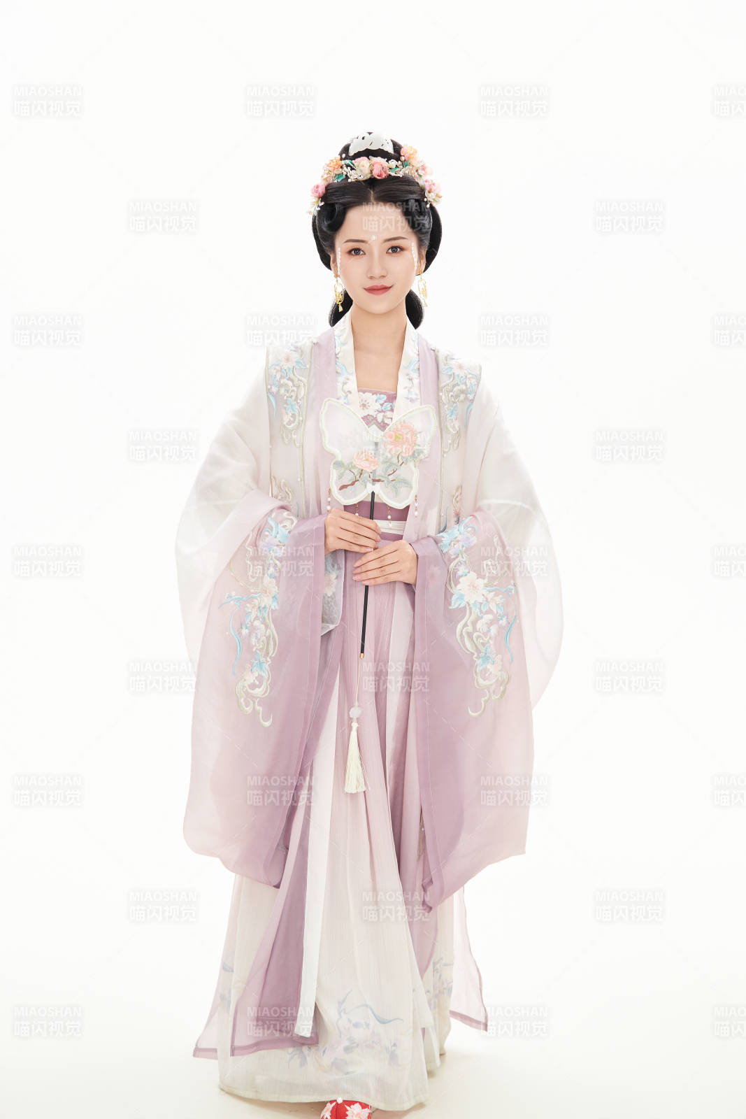 白色背景下穿着南北宋朝汉服的少女图片