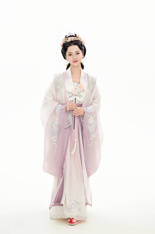 白色背景下穿着南北宋朝汉服的少女图片