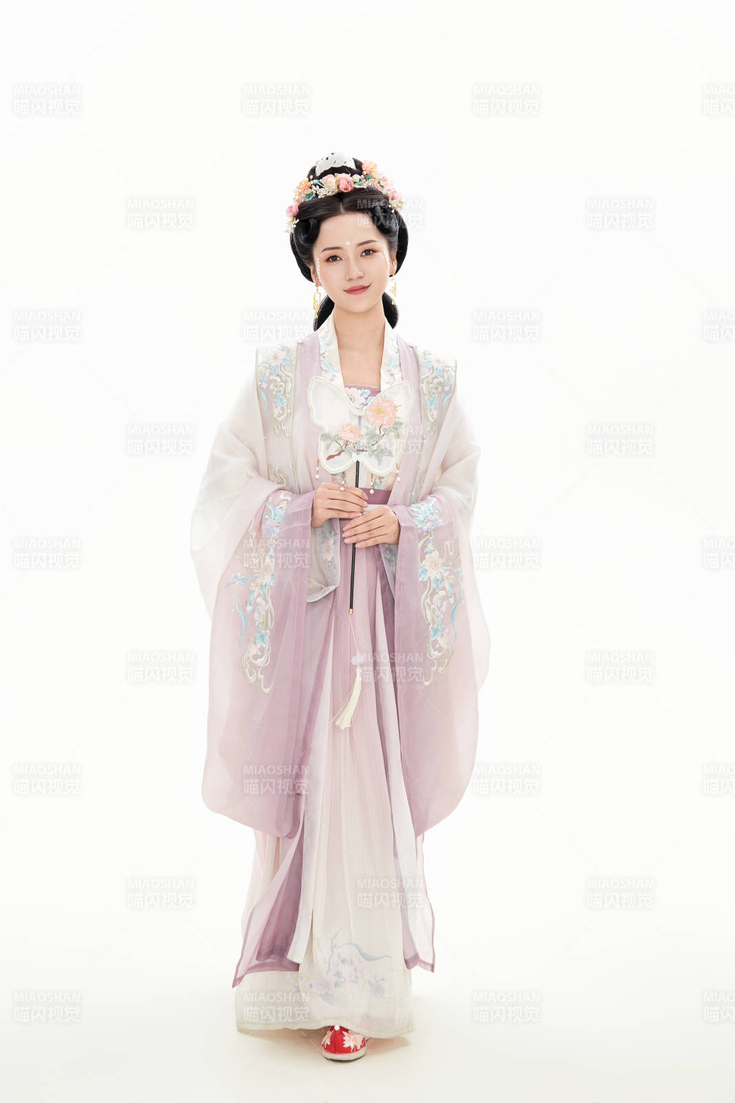 白色背景下穿着南北宋朝汉服的少女图片