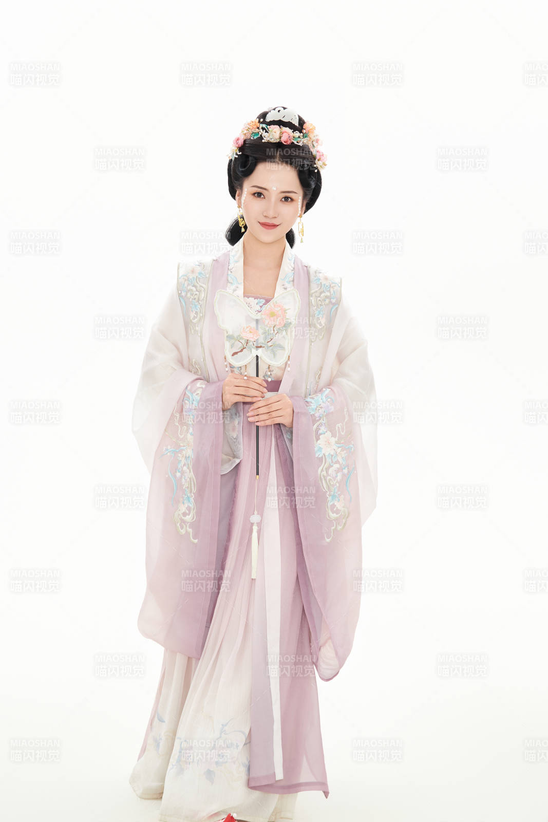 白色背景下穿着南北宋朝汉服的少女图片