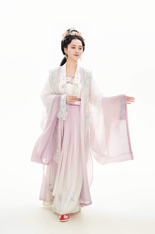白色背景下穿着南北宋朝汉服的少女图片