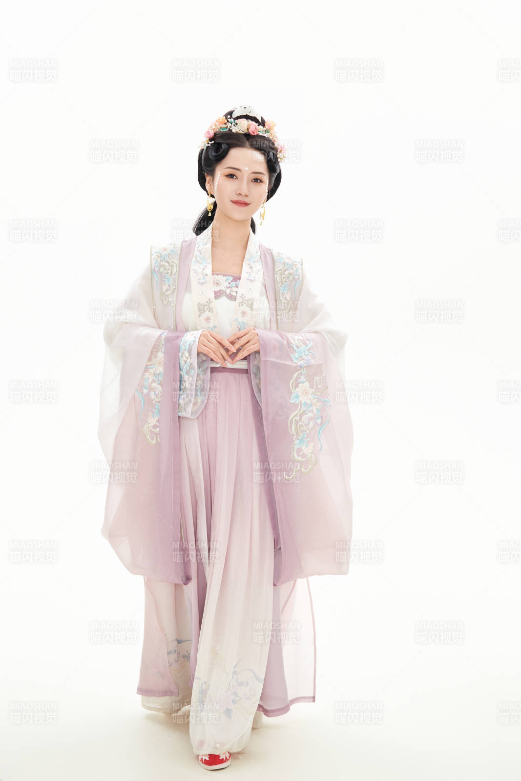 白色背景下穿着南北宋朝汉服的少女图片