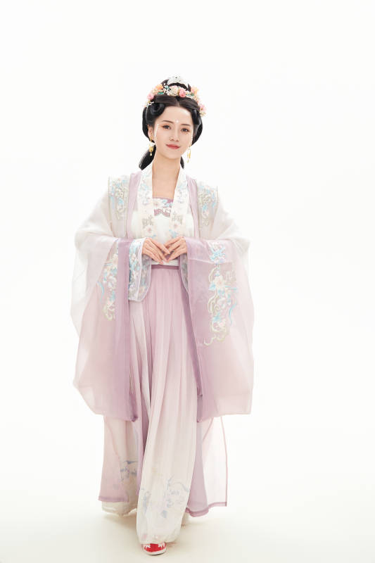 白色背景下穿着南北宋朝汉服的少女图片