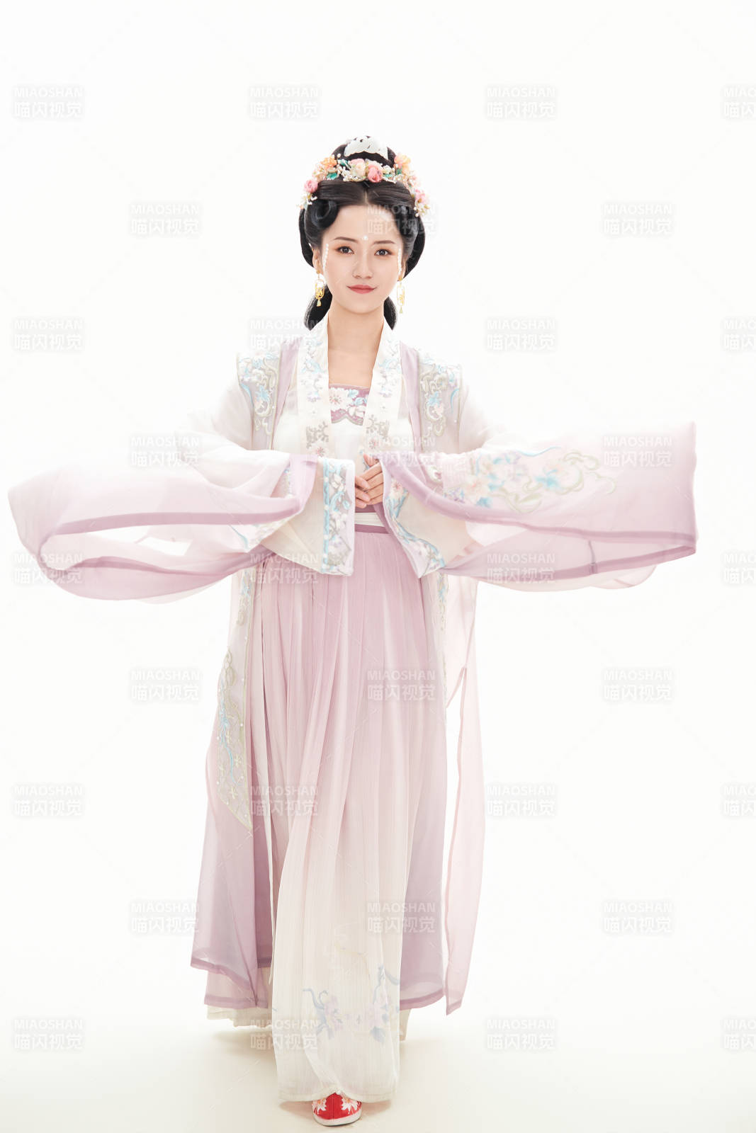 白色背景下穿着南北宋朝汉服的少女图片