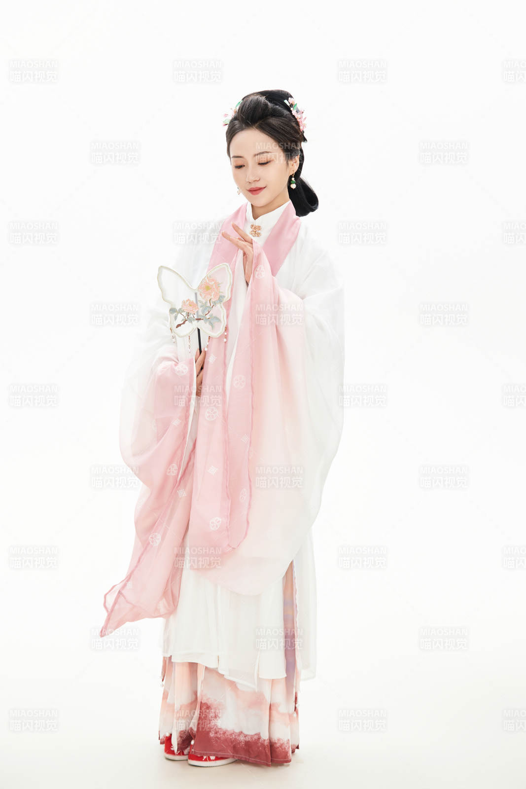 白色背景下穿着魏晋制汉服的少女图片