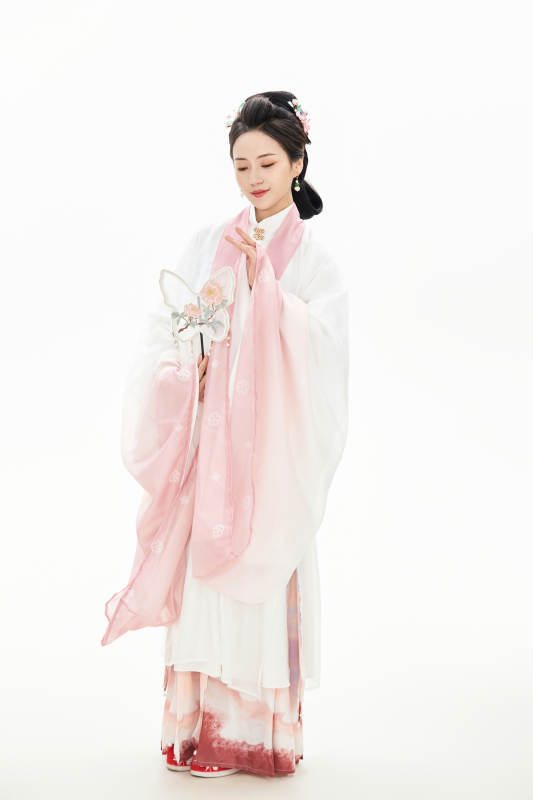 白色背景下穿着魏晋制汉服的少女图片