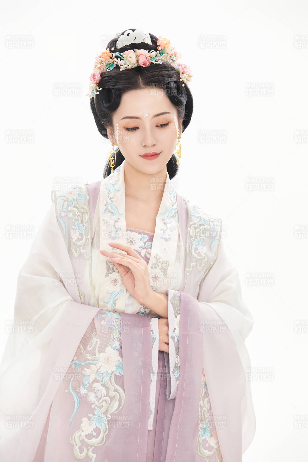 白色背景下穿着南北宋朝汉服的少女图片