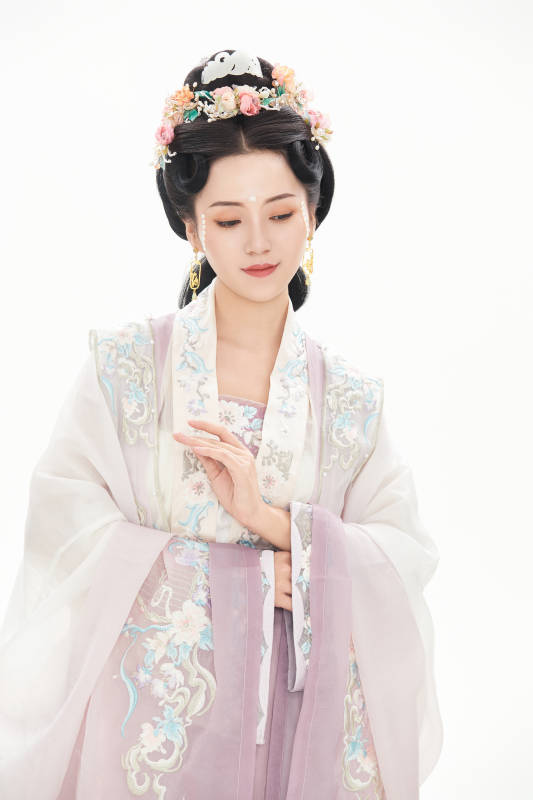 白色背景下穿着南北宋朝汉服的少女图片