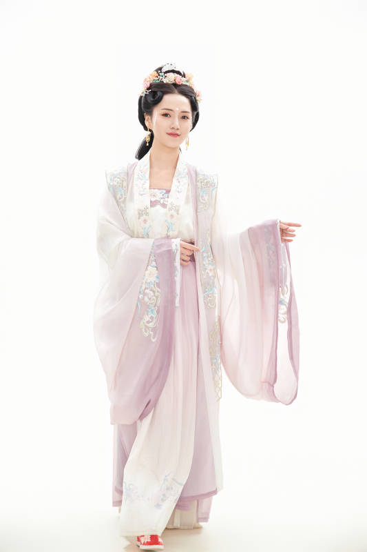 白色背景下穿着南北宋朝汉服的少女图片