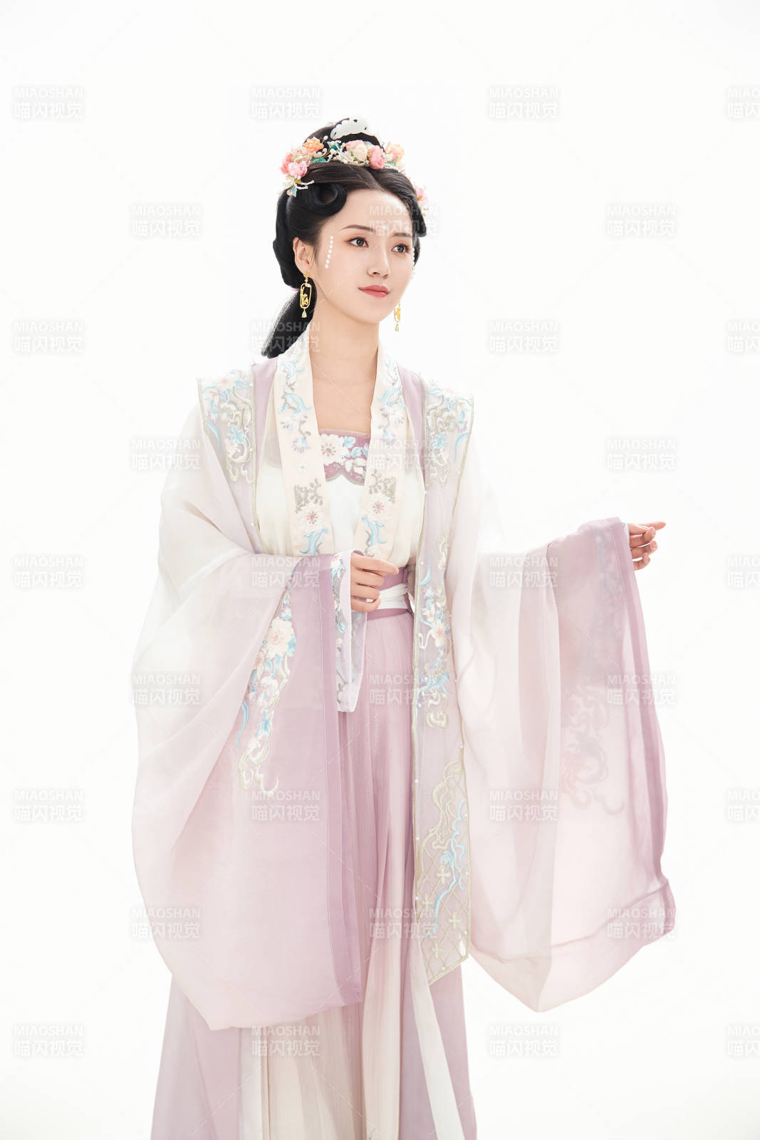 白色背景下穿着南北宋朝汉服的少女图片