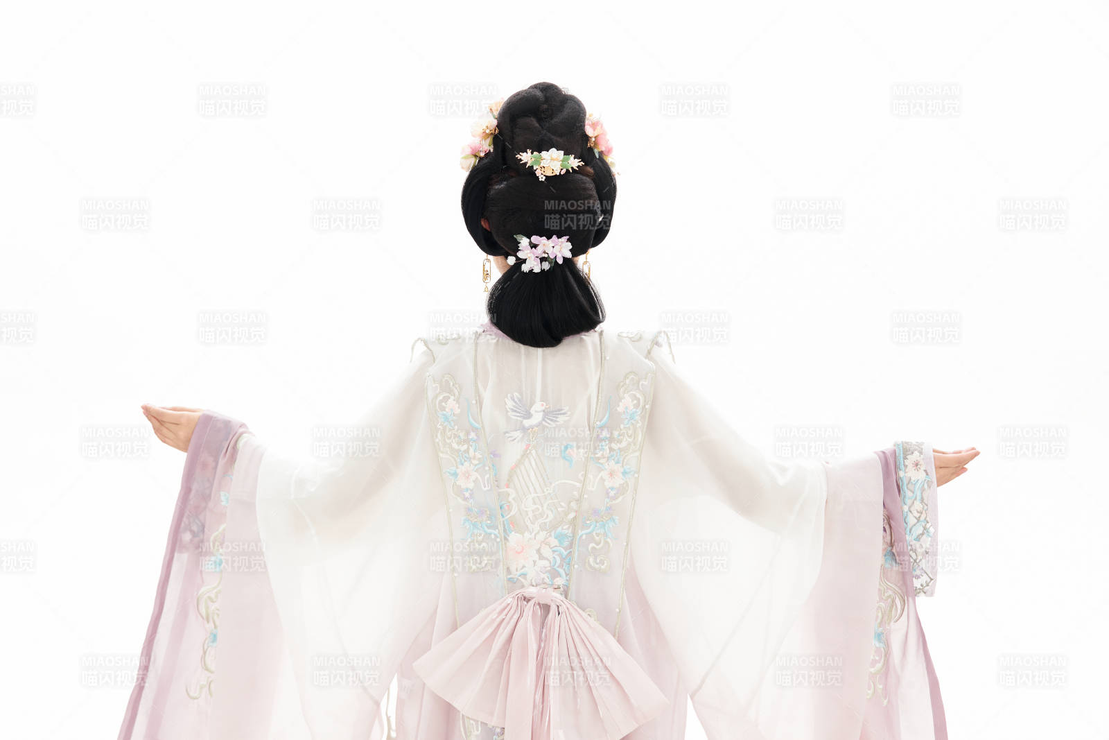 白色背景下穿着南北宋朝汉服的少女图片