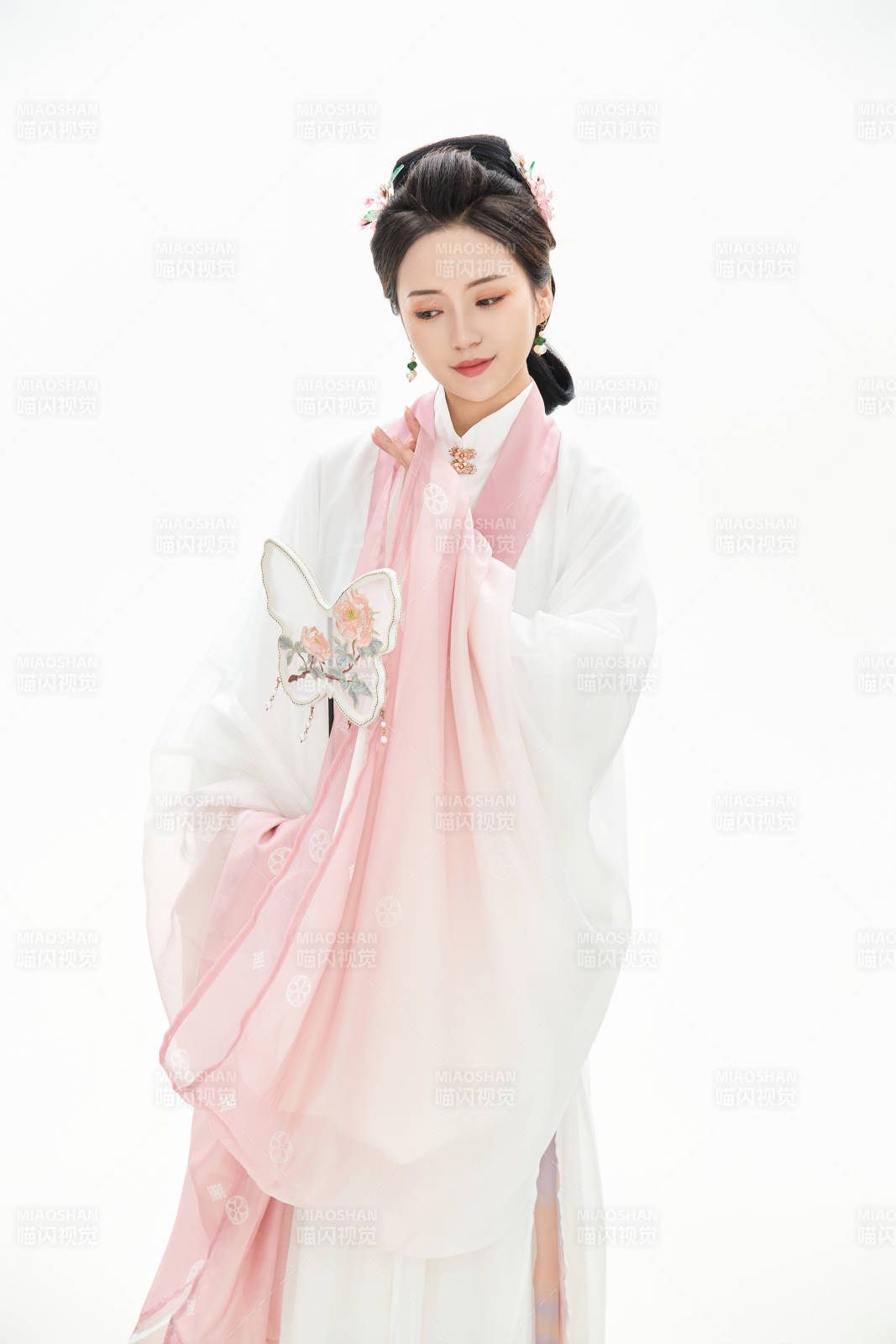 白色背景下穿着魏晋制汉服的少女图片