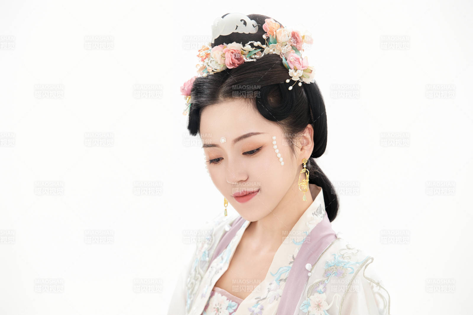 白色背景下穿着南北宋朝汉服的少女图片