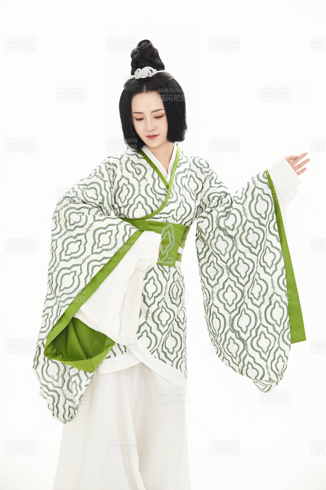 白色背景下穿着中国汉代服饰的少女图片