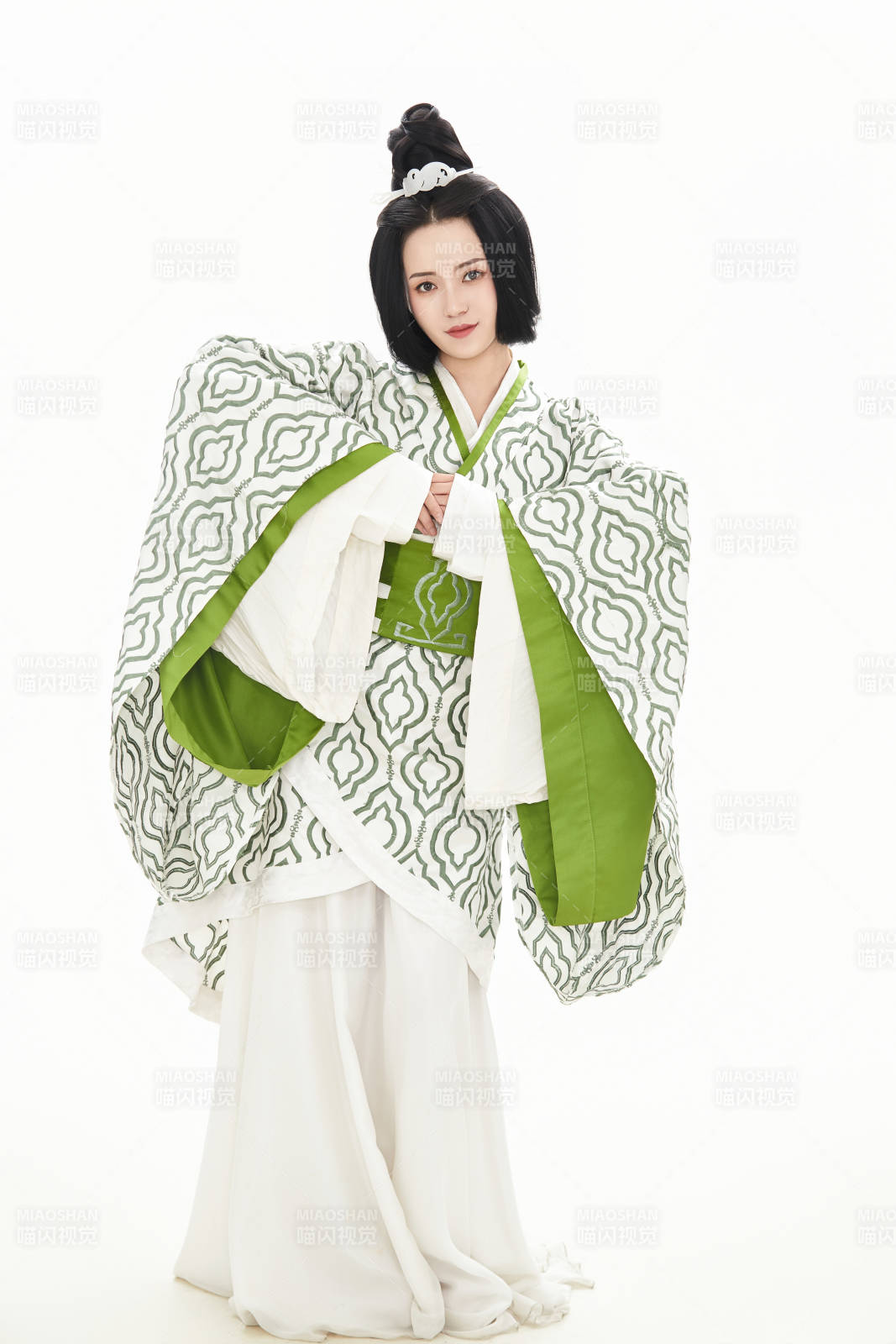 白色背景下穿着中国汉代服饰的少女图片