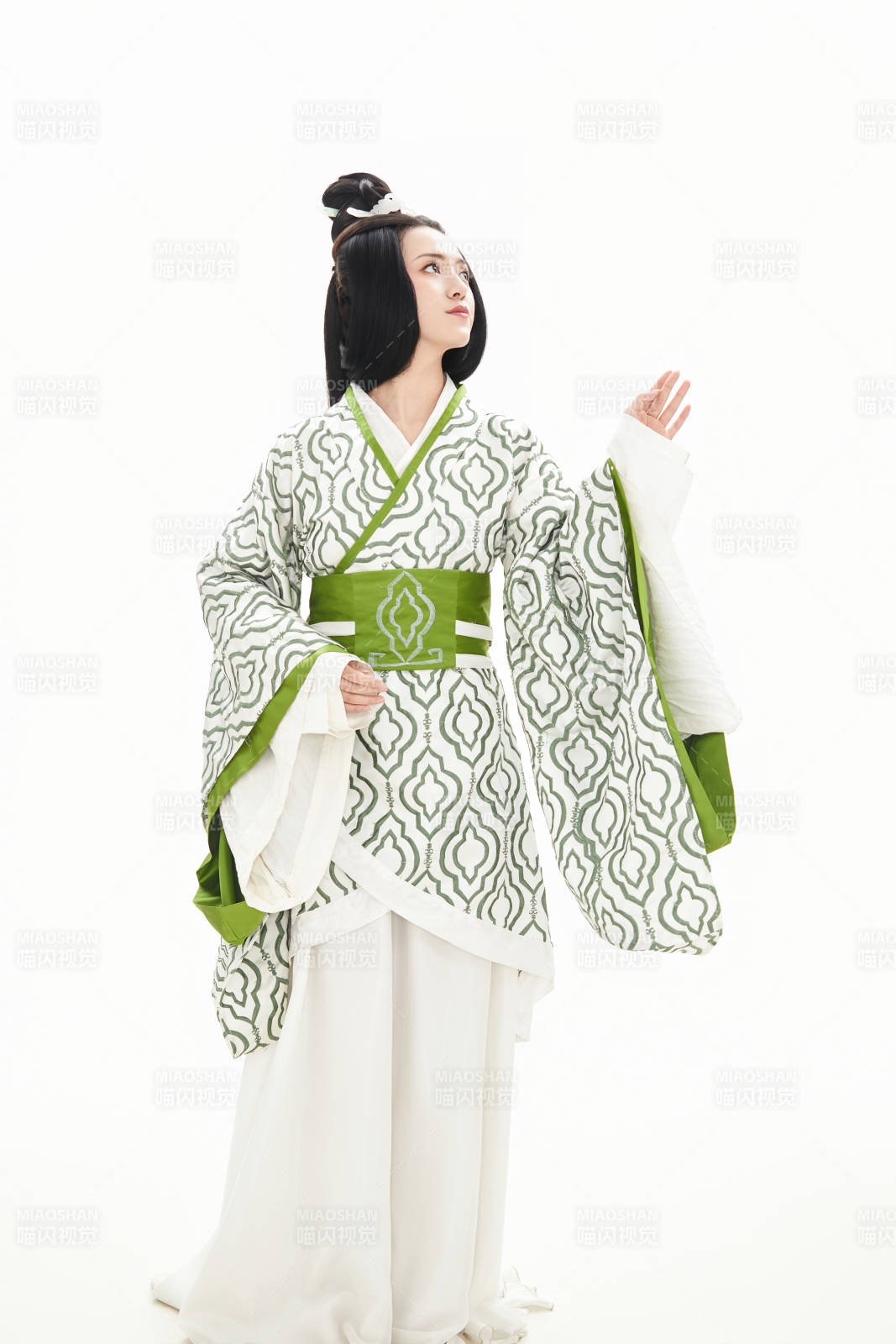 白色背景下穿着中国汉代服饰的少女图片