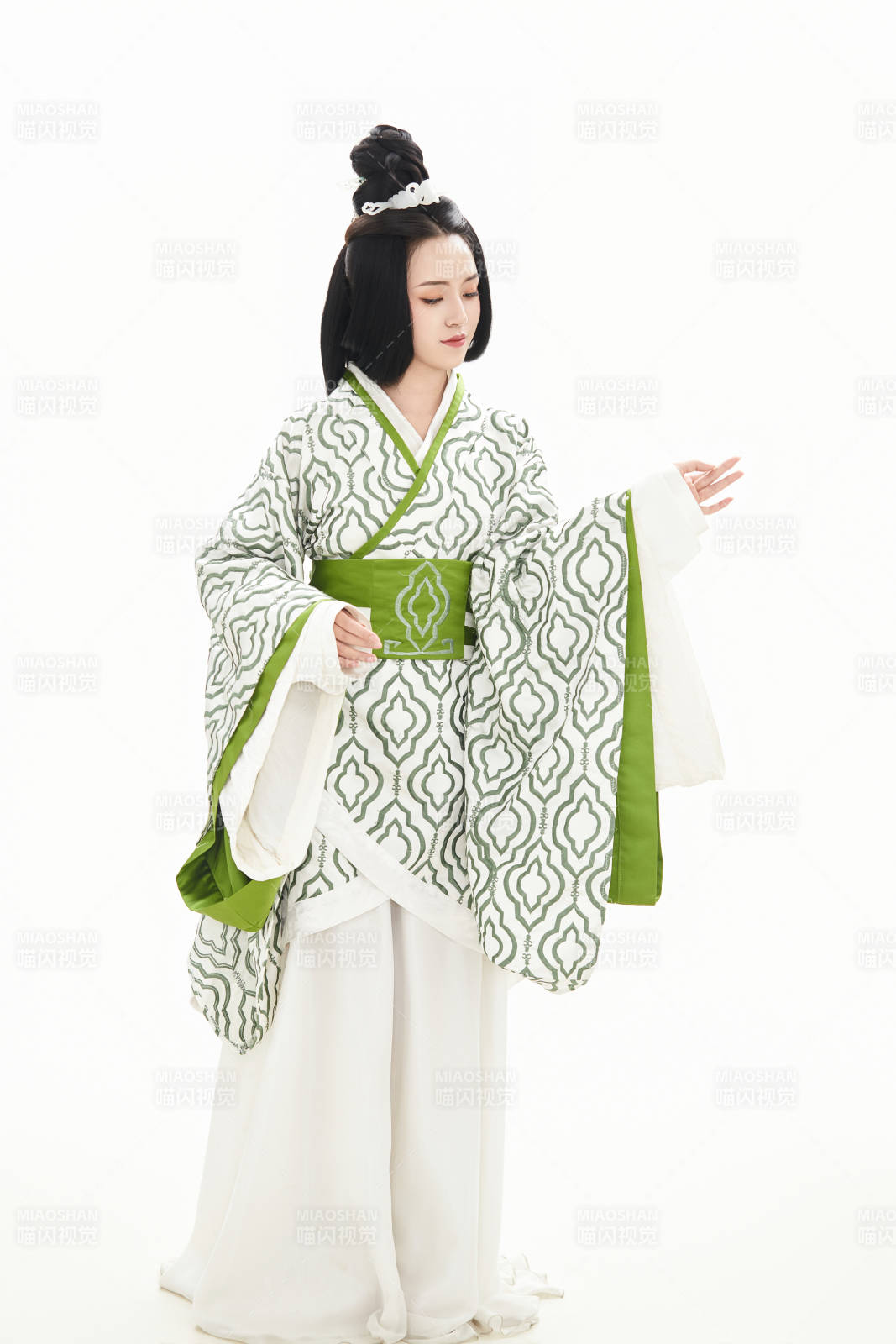 白色背景下穿着中国汉代服饰的少女图片