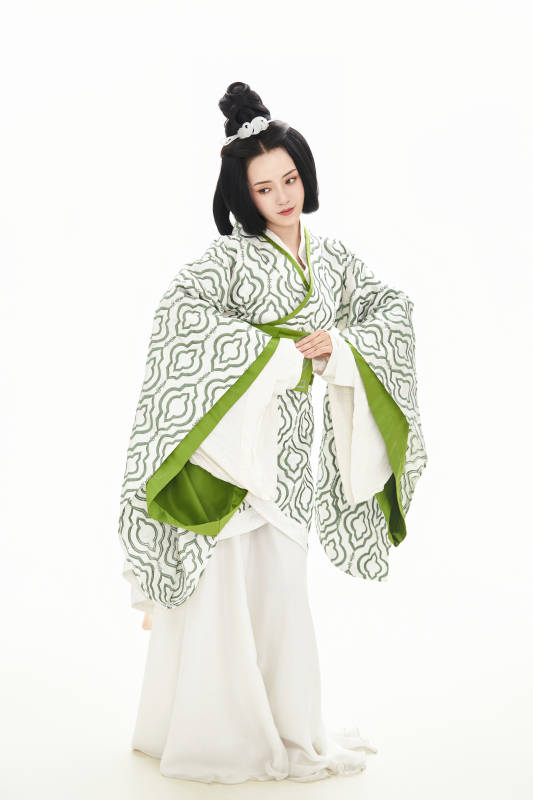 白色背景下穿着中国汉代服饰的少女图片