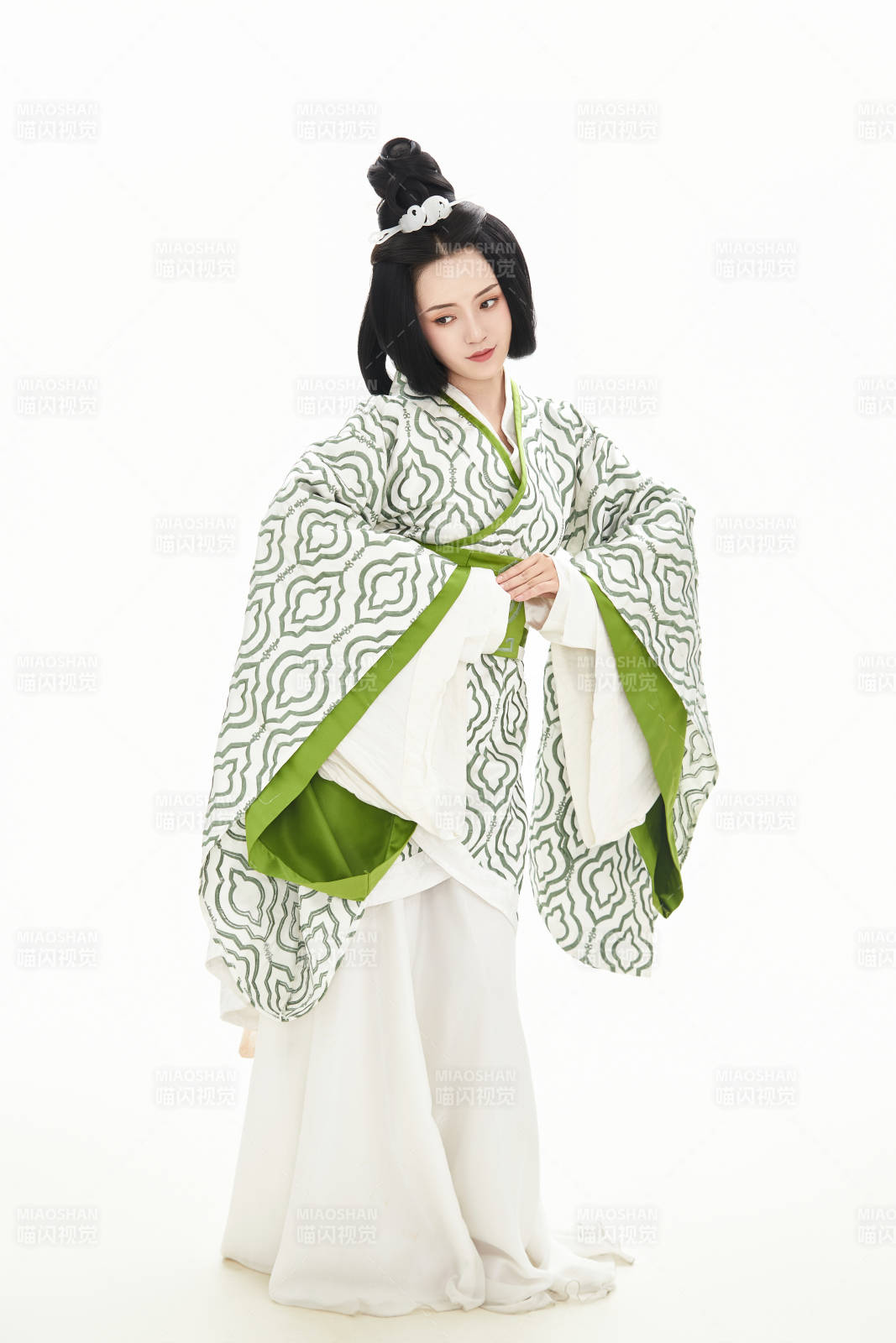 白色背景下穿着中国汉代服饰的少女图片