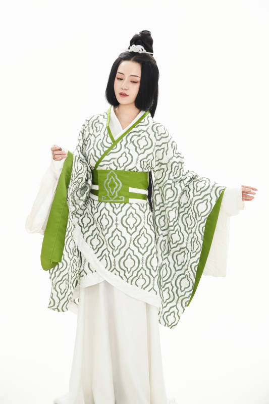 白色背景下穿着中国汉代服饰的少女图片