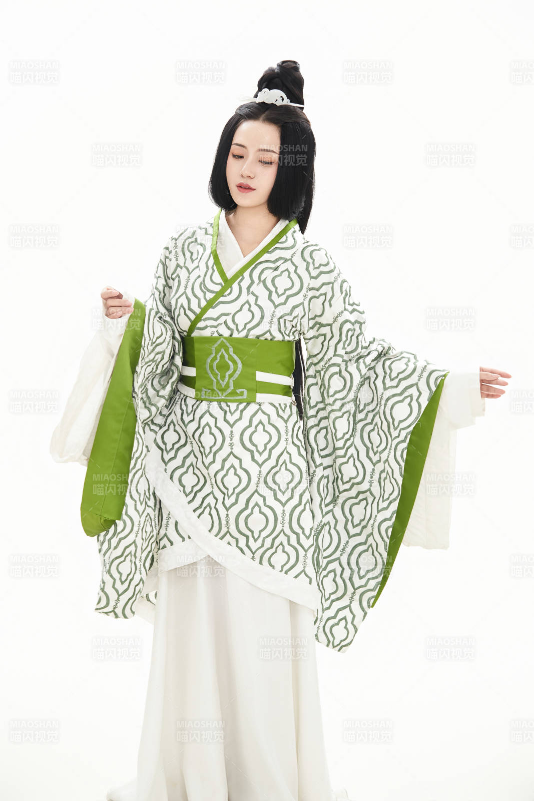 白色背景下穿着中国汉代服饰的少女图片