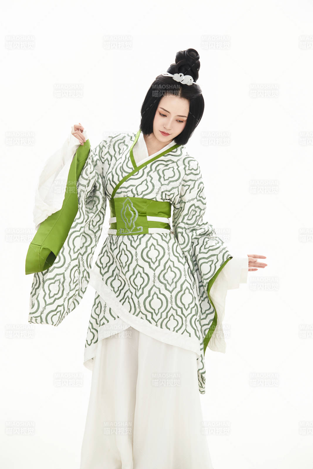 白色背景下穿着中国汉代服饰的少女图片