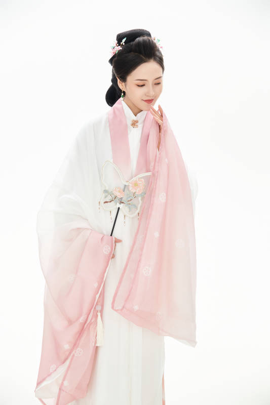 白色背景下穿着魏晋制汉服的少女图片