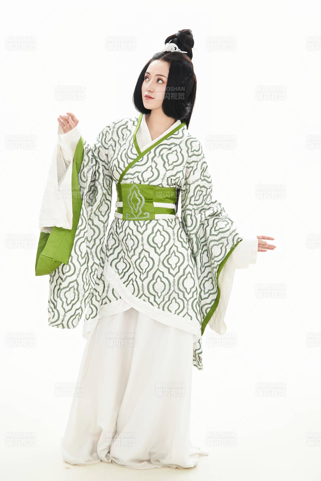 白色背景下穿着中国汉代服饰的少女图片