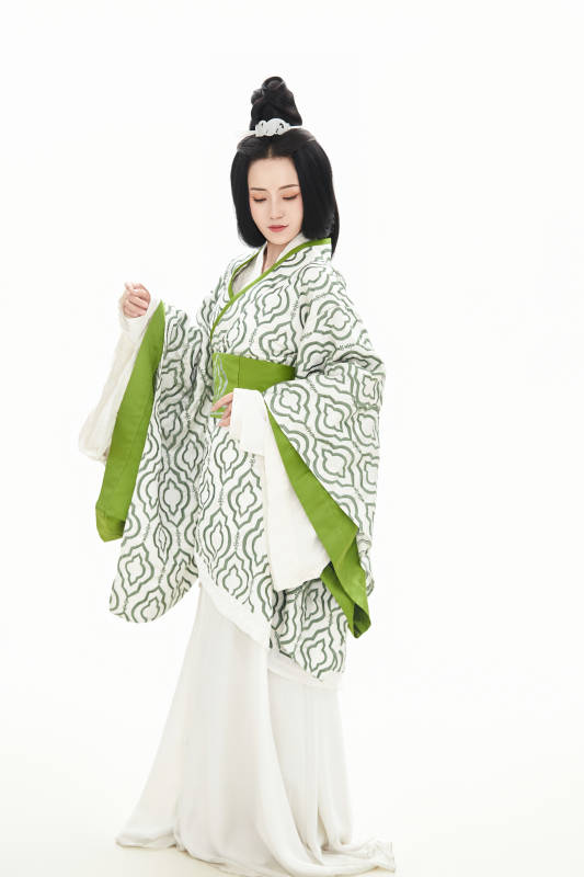白色背景下穿着中国汉代服饰的少女图片