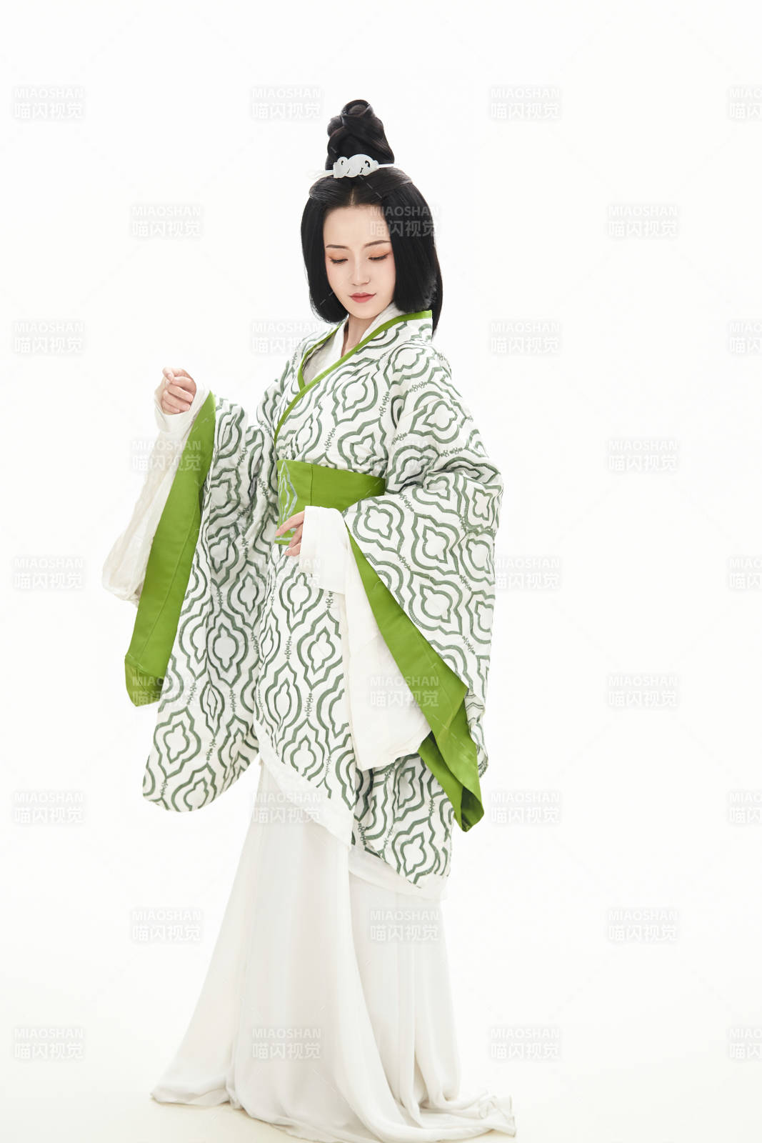 白色背景下穿着中国汉代服饰的少女图片