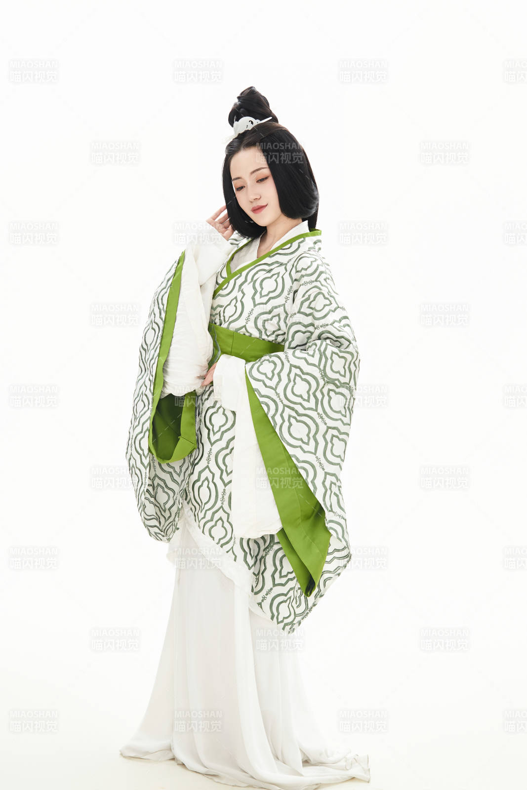 白色背景下穿着中国汉代服饰的少女图片