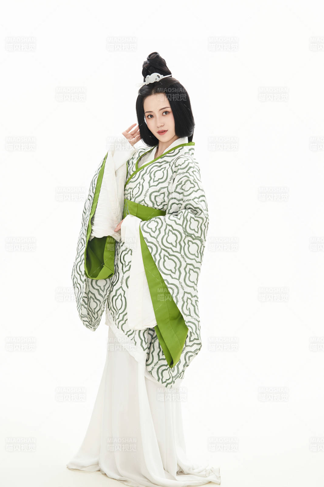 白色背景下穿着中国汉代服饰的少女图片