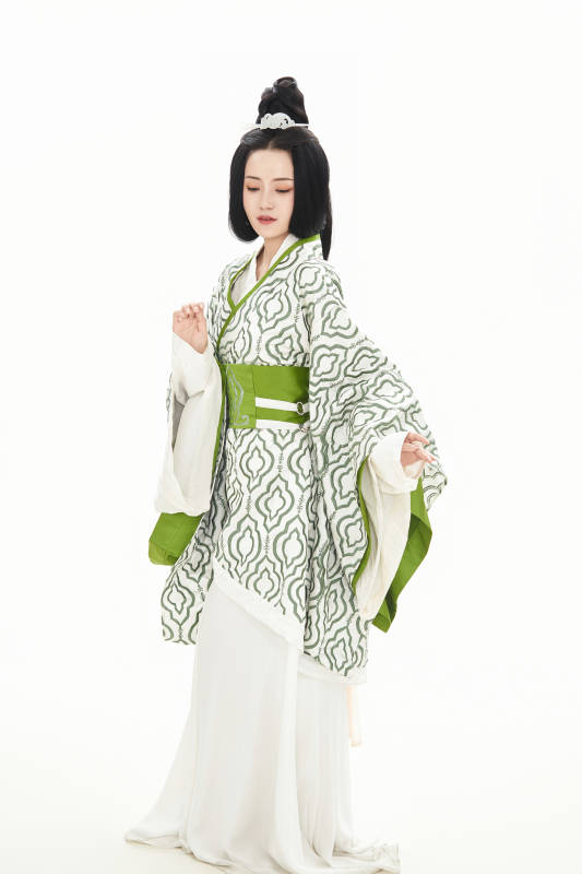 白色背景下穿着中国汉代服饰的少女图片
