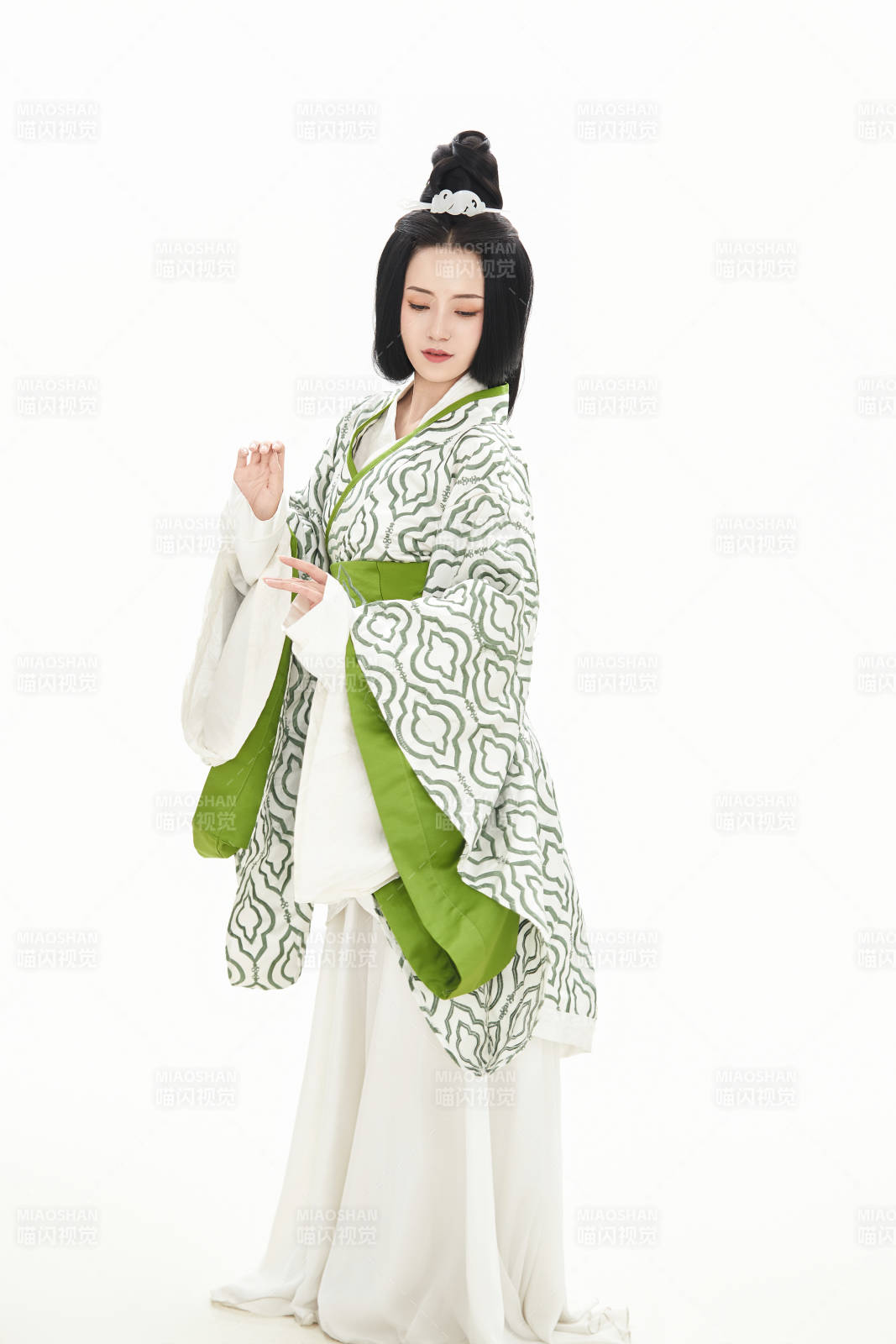 白色背景下穿着中国汉代服饰的少女图片