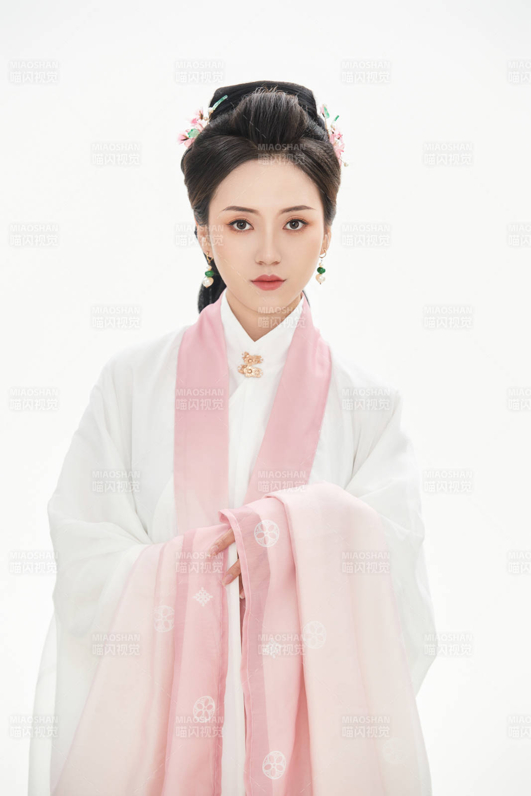 白色背景下穿着魏晋制汉服的少女图片