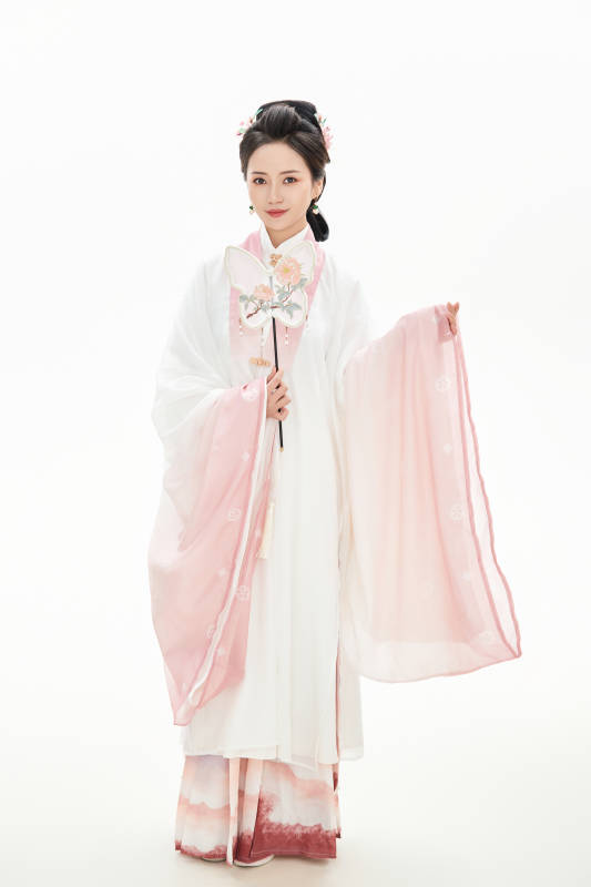 白色背景下穿着魏晋制汉服的少女图片