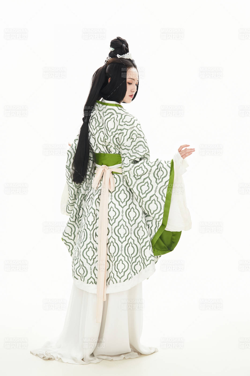 白色背景下穿着中国汉代服饰的少女图片