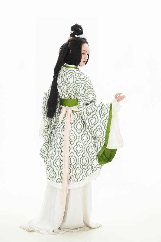 白色背景下穿着中国汉代服饰的少女图片