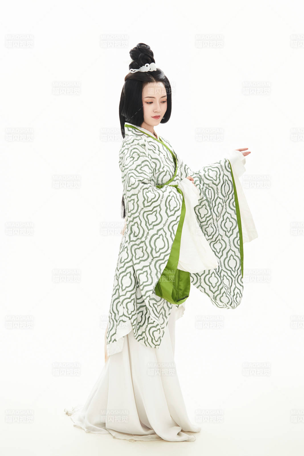 白色背景下穿着中国汉代服饰的少女图片