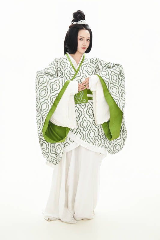 白色背景下穿着中国汉代服饰的少女图片