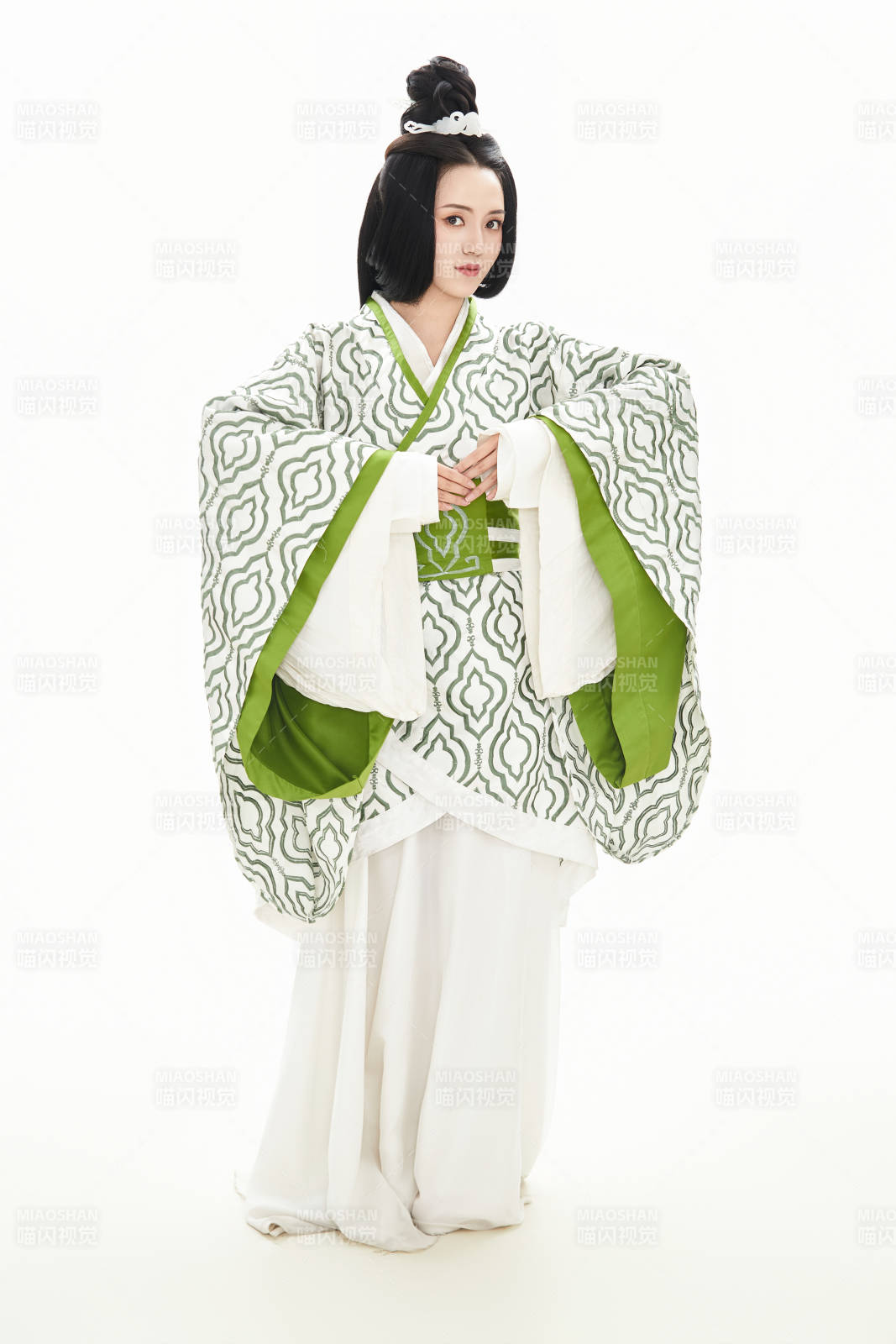 白色背景下穿着中国汉代服饰的少女图片