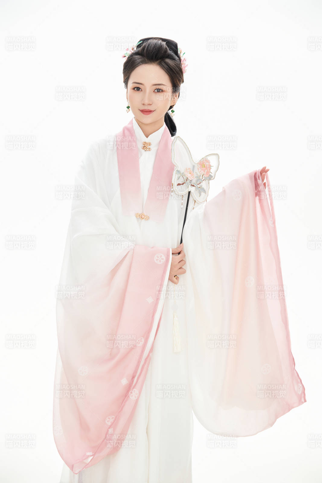 白色背景下穿着魏晋制汉服的少女图片