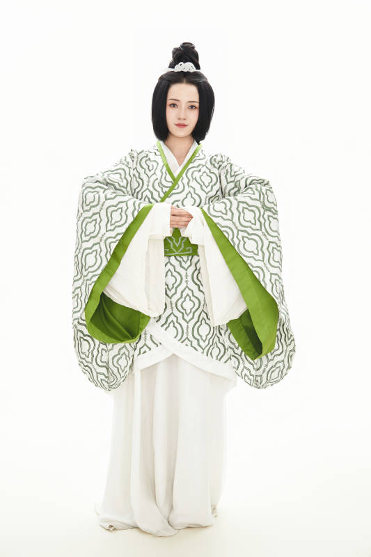 白色背景下穿着中国汉代服饰的少女图片