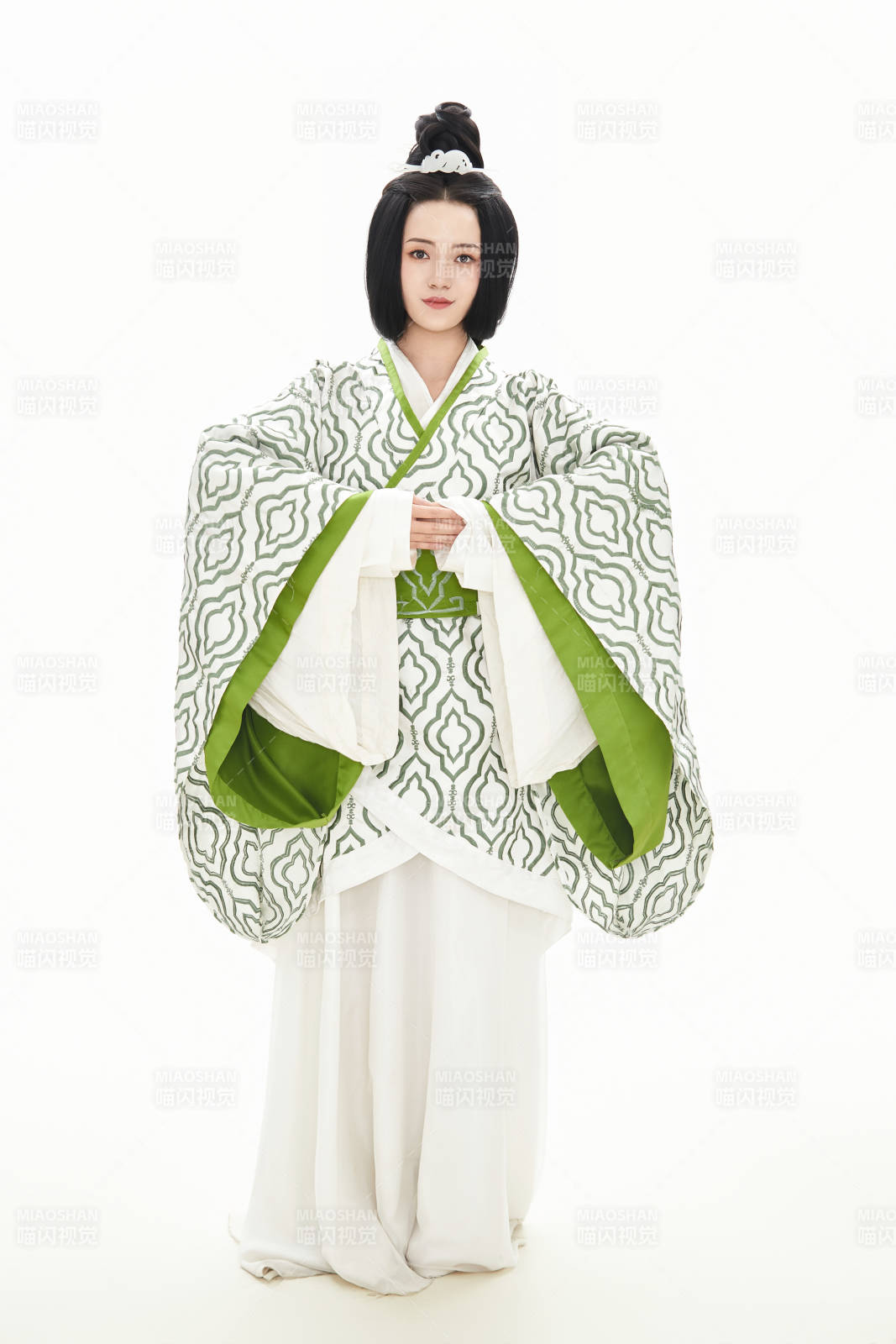 白色背景下穿着中国汉代服饰的少女图片