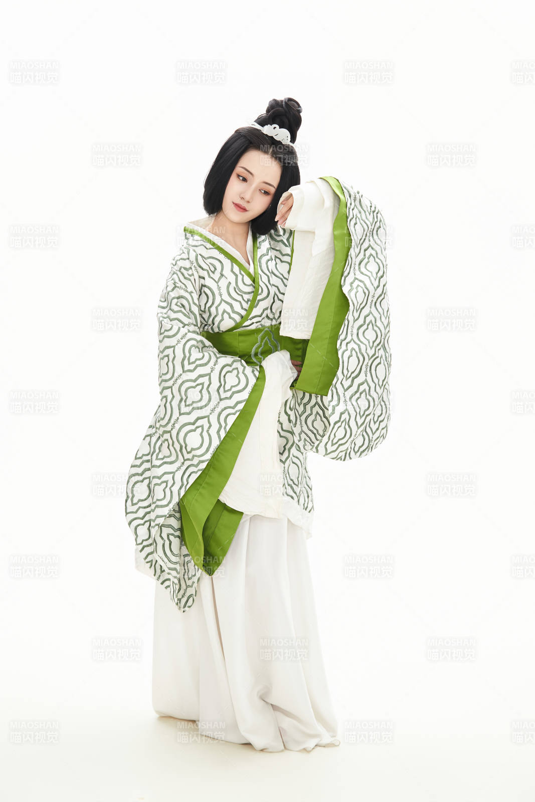 白色背景下穿着中国汉代服饰的少女图片
