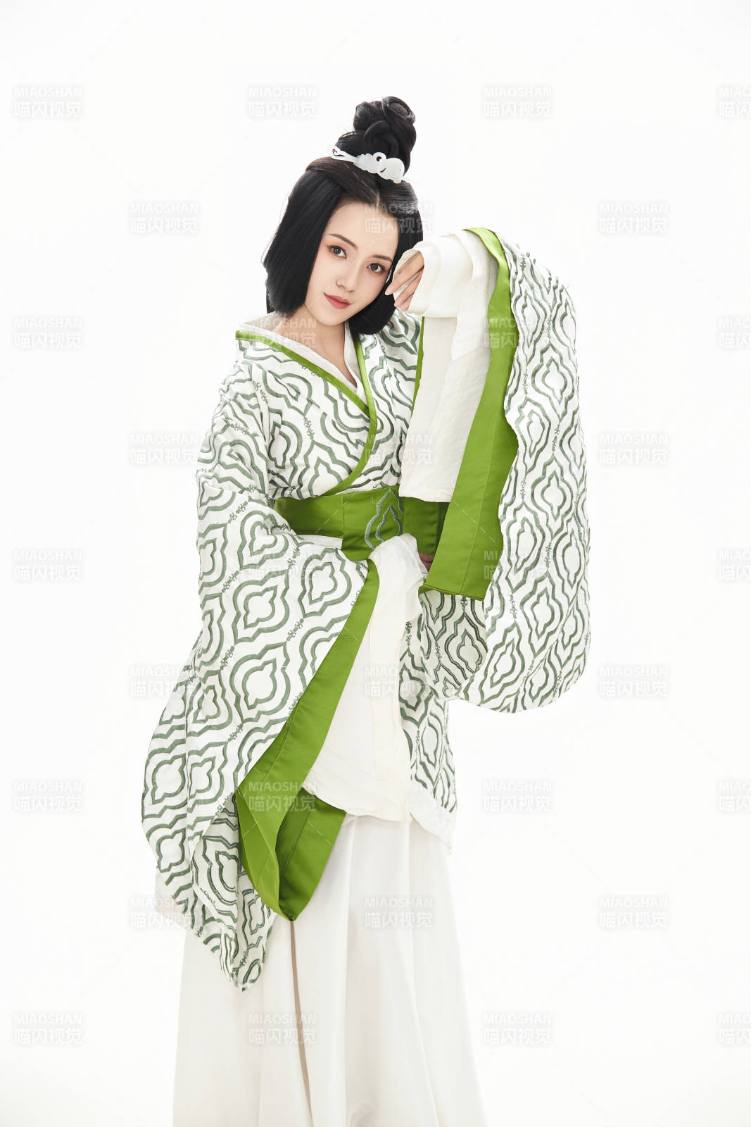 白色背景下穿着中国汉代服饰的少女图片