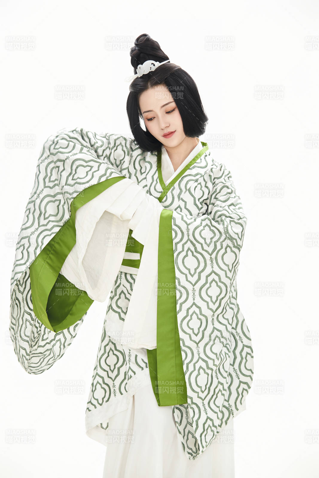 白色背景下穿着中国汉代服饰的少女图片