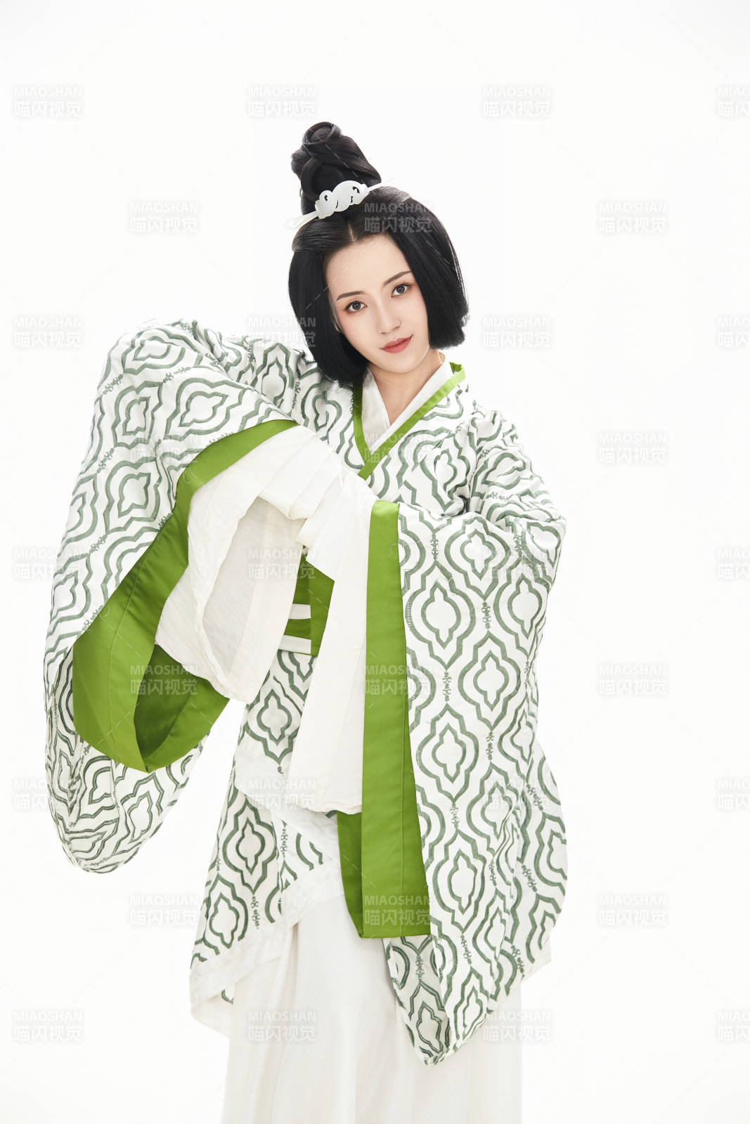 白色背景下穿着中国汉代服饰的少女图片